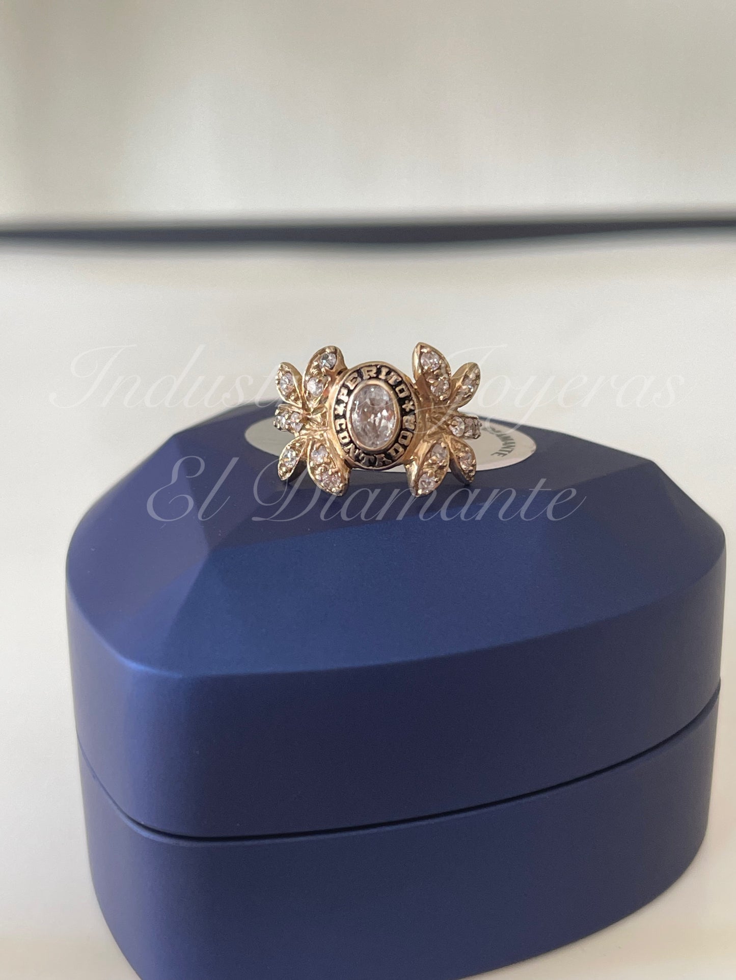 Anillo de graduación en oro 10k para dama