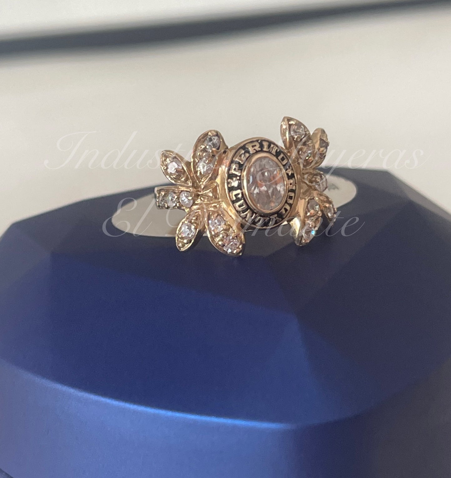 Anillo de graduación en oro 10k para dama